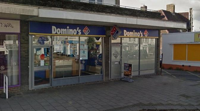 Kedai pizza yang pernah didapati menggunakan boneka seks untuk memegang menu, Shoreham, Britania Raya. | via: Google