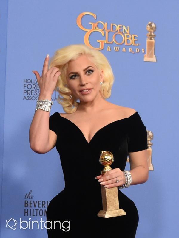 Lady Gaga raih piala di Golden Globes 2016. (AFP/Bintang.com)