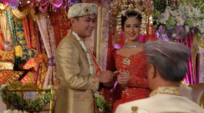 Nina Zatulini dan Chandra Tauphan sah menjadi suami-istri. [Foto: dokumen pribadi]