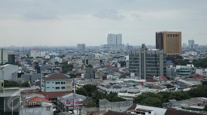 Gedung-gedung tinggi di Kawasan sekitar Abdul Muis, Jakarta,  Jumat (22/1). Pembelian lahan ini untuk dijadikan Ruang Terbuka Hijau (RTH) untuk menekan polusi udara di Jakarta. (Liputan6.com/Faizal Fanani)