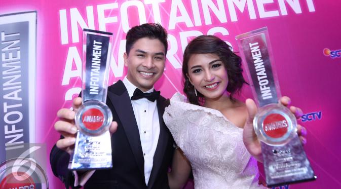 Chelsea Olivia dan Glenn Alinskie raih penghargaan Pasangan Selebriti Paling Romantis dan Pernikahan Selebriti Paling Fenomenal di ajang Infotainment Awards 2016. [Foto: Herman Zakharia/Liputan6.com]