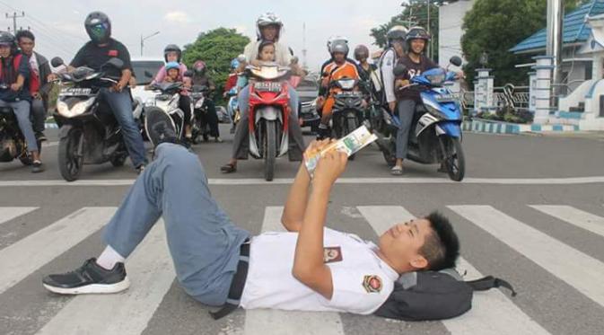 Seorang pelajar di Bengkulu dikecam netizen setelah mengunggah foto selfie di jalanan. (Liputan6.com/Yuliardi Hardjo Putro)
