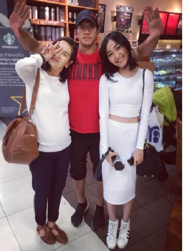 Jennifer Arnelita bersama Iko Uwais dan Rinni Wulandari [foto: instagram/jenniferarnelita]