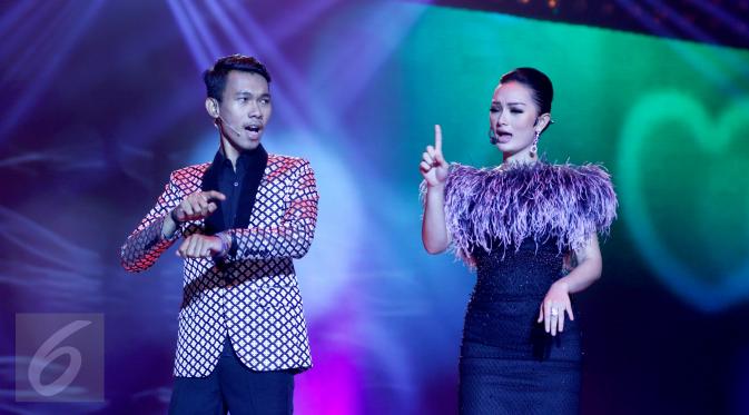 Cemen SUCA berjoget saat Zaskia Gotik bernyanyi saat di panggung Infotainment Awards 2016, Jakarta, Jumat (22/1/2016). Aksi Cemen dan Zaskia Gotik mampu menghibur penonton Infotainment Awards 2016. (Liputan6.com/Gempur M Surya)