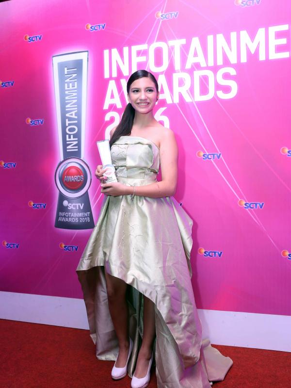 Cassandra Lee meraih piala di Infotainment Award 2016 (Nurwahyunan/bintang.com)