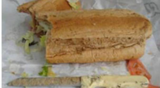Seorang pria di Queens, New York, Amerika Serikat menggugat sebuah restoran lokal bawah tanah setelah menemukan sebuah pisau berukuran 7 inchi di dalam roti sandwich-nya.