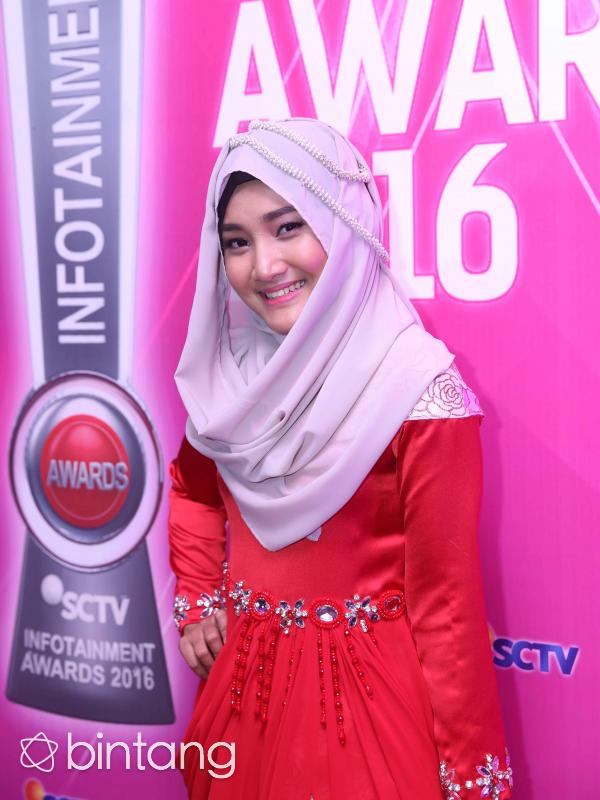 Penyanyi muda berbakat Fatin Shidqia Lubis turut hadir di ajang Infotainment Awards 2016 yang diadakan di studio 6 Emtek City, kawasan Daan Mogot, Jakarta Barat, Jumat (22/1/2016) malam. (Nurwahyunan/Bintang.com)