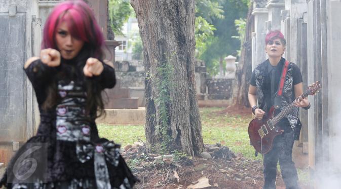 The Virgin beraksi saat proses pembuatan video klip di Museum Taman Prasasti, Jakarta, Sabtu (23/1/2016). Nuansa gothic begitu kental di video klip 'Bungkam' ini. (Liputan6.com/Herman Zakharia)