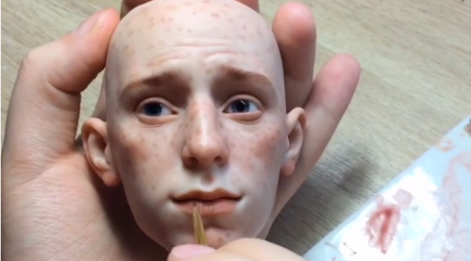Boneka-boneka ciptaan seniman Rusia ini menarik perhatian netizen dan pengamat seni, karena wajahnya yang hampir mirip dengan manusia sungguhan.