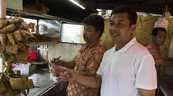 Pelatih Mitra Kukar, Jafri Sastra, saat akan makan sate Padang di kawasan Jakarta Selatan. (Bola.com/Vitalis Yogi Trisna)