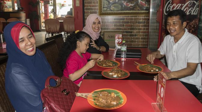 Pelatih Mitra Kukar, Jafri Sastra, saat akan makan sate Padang bersama keluarga di kawasan Jakarta Selatan. (Bola.com/Vitalis Yogi Trisna)