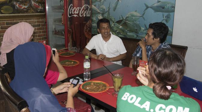 Pelatih Mitra Kukar, Jafri Sastra, saat akan makan sate Padang bersama keluarga di kawasan Jakarta Selatan. (Bola.com/Vitalis Yogi Trisna)