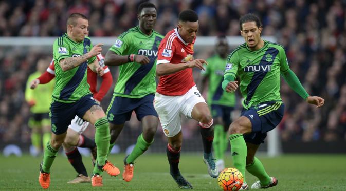 Penyerang MU, Anthony Martial berada dalam kepungan pemain Southampton. Performa buruk menjadi ledekan fan. (AFP/Oli Scarff)