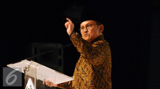  BJ Habibie memberikan sambutan saat pembukaan Rapimnas Partai Golkar 2016 di Jakarta, Sabtu (23/1/2016). Rapimnas digelar setelah Mahkamah Partai merekomendasikan penyelesaian konflik lewat Munas. (Liputan6.com/Helmi Fithriansyah)