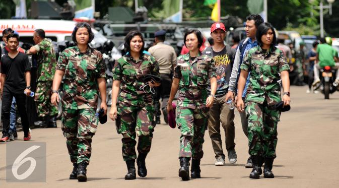 Sejumlah prajurit wanita TNI berkeliling di sekitar kawasan Stadion GBK Jakarta, Minggu (24/1/2016). TNI mengerahkan prajurit wanita untuk memberi rasa aman dan nyaman bagi para suporter perempuan.