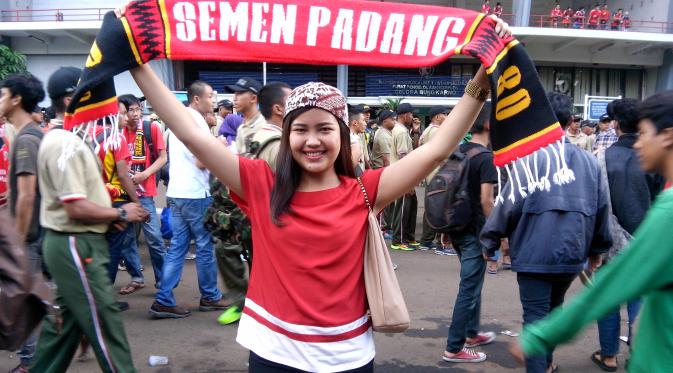 Mutia, salah seorang pendukung Semen Padang yang datang ke Stadion Utama Gelora Bung Karno (SUGBK), Senayan, Jakarta