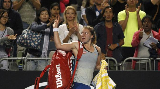 Petenis putri Jerman, Anna-Lena Friedsam, menangis sejadi-jadinya usai tersingkir dari Australia Open 2016 (Reuters)