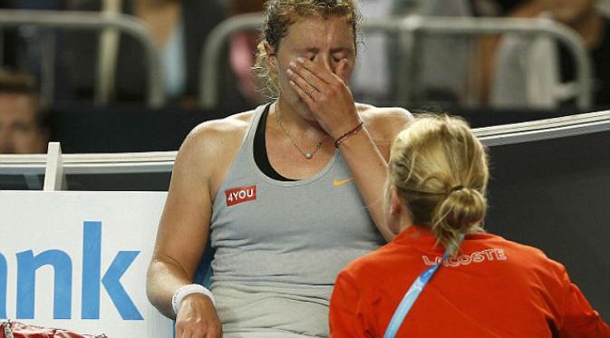 Petenis putri Jerman, Anna-Lena Friedsam, menangis sejadi-jadinya usai tersingkir dari Australia Open 2016 (Reuters)