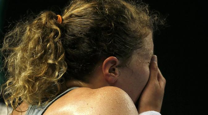 Petenis putri Jerman, Anna-Lena Friedsam menahan tangis usai tersingkir dari Australia Open 2016 (Reuters/Tyrone Siu)