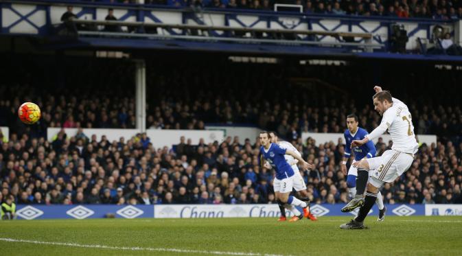 Pemain Swansea City Gylfi Sigurdsson mencetak gol ke gawang Everton lewat eksekusi penalti dalam lanjutan Liga Premier Inggris di Goodison Park, Minggu (24/1/2016). (Liputan6.com/Reuters / Andrew Yates Livepic)