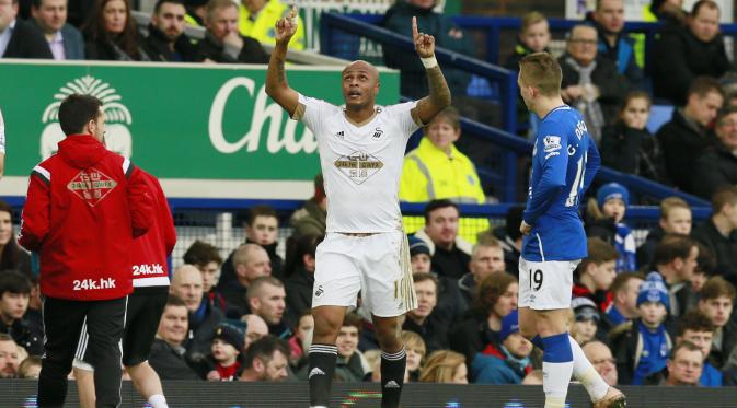 Andre Ayew mencetak gol kedua Swansea City ke gawang Everton dalam lanjutan Liga Premier Inggris di Goodison Park, Minggu (24/1/2016). (Liputan6.com/Reuters / Jason Cairnduff)