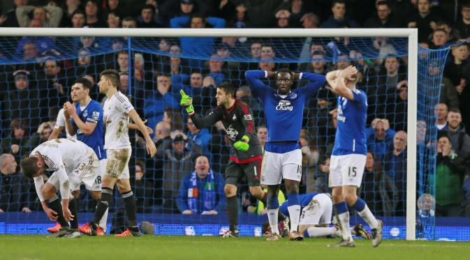 Pemain Everton Romelu Lukaku dan Tom Cleverley kecewa dengan kegagalan rekannya, Seamus Coleman, menjebol gawang Everton dalam lanjutan Liga Premier Inggris, Minggu (24/1/2016).(Liputan6.com/Reuters / Jason Cairnduff Livepic)