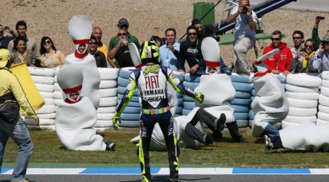 Rossi melakukan selebrasi seperti sedang bermain bowling di Sirkuit Jerez, Spanyol, musim 2007. (MotoGP)