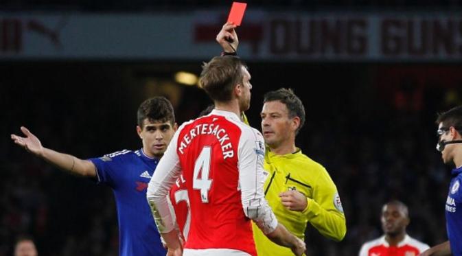 Per Mertesacker dikartu merah wasit saat Arsenal Vs Chelsea ( AFP Photo)