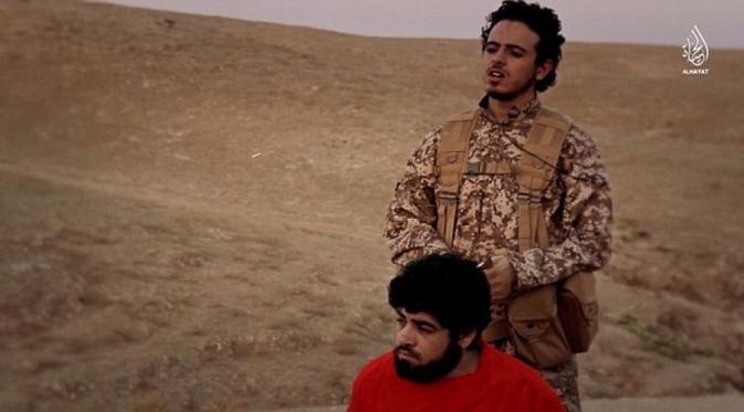 Video ISIS Terbaru, 9 Pelaku Paris Penggal Tawanan- Ancam Inggris (Al-hayat/Guardian)