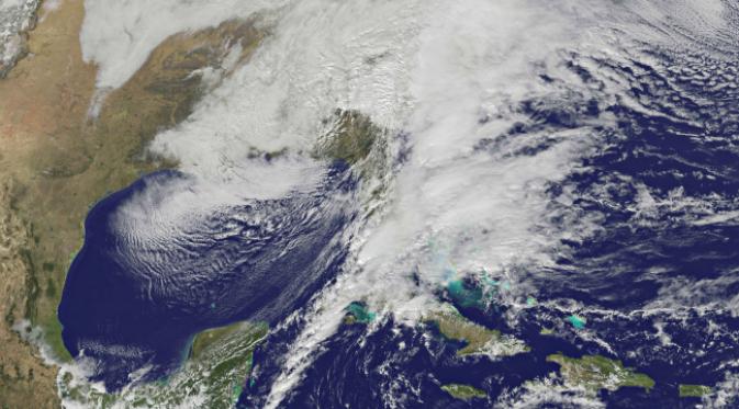 Penampakan badai Jonas sebagaimana diintip oleh sejumlah wahana angkasa. (Sumber NASA/NOAA GOES Project)
