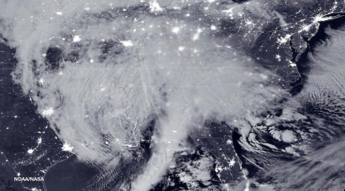 Penampakan badai Jonas sebagaimana diintip oleh sejumlah wahana angkasa. (Sumber NOAA/NASA)