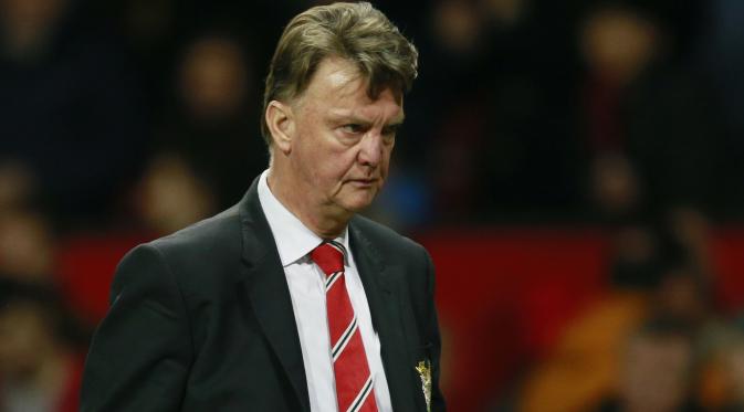 Pelatih Manchester United, Louis Van Gaal, memohon maaf kepada suporters atas performa buruk MU musim ini. (Liputan6.com/Reuters/Carl Recine)