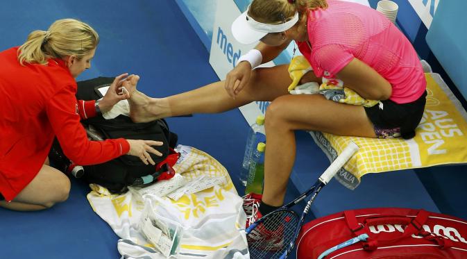 Petenis putri Rusia Ekaterina Makarova harus mendapatkan perawatan saat menghadapi Johanna Konta dari Inggris pada babak keempat Australia Open 2016 di Melbourne Park, Senin (25/1/2016). (Liputan6.com/REUTERS/Jason O'Brien Action)