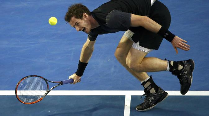 Petenis Inggris Raya Andy Murray susah payah mengembalikan bola pukulan Bernard Tomic dari Australia pada ajang Australia Open 2016, Senin (25/1/2016). (Liputan6.com/REUTERS/Jason Reed)