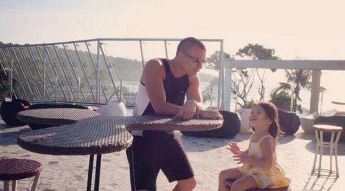 Samuel Rizal liburan bersama anak ketika berlibur di Bali beberapa waktu lalu.  (Instagram @samuelrizal1)