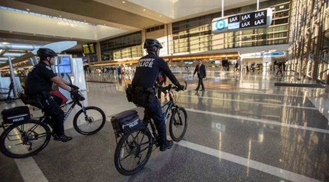 5 Hal Aneh di Pintu Keamanan Bandar Udara. Patroli sepeda di LAX (LA Times)