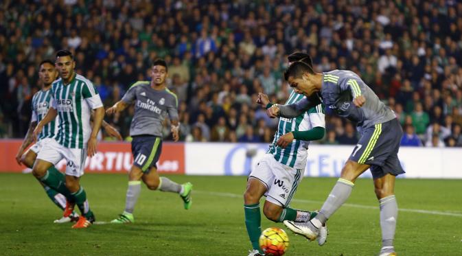 Cristiano Ronaldo (kanan) berebut bola dengan pemain Real Betis, Benito Villamarin, saat Real Madrid berhadapan melawan Betis, Senin (25/1/2016) dini hari WIB. (Reuters/Juan Medina)