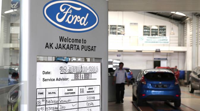 Suasana di salah satu dealer mobil Ford di Jakarta, Selasa (26/1). Ford memastikan para konsumen dapat tetap mengunjungi dealer Ford untuk layanan penjualan, servis, dan garansi hingga beberapa waktu ke depan di tahun ini. (Liputan6.com/Angga Yuniar)