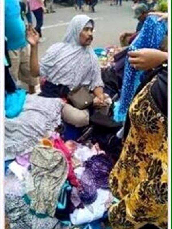Bapak penjual jilbab kumisan di Tanah Abang bikin geger netizen | Via: facebook.com