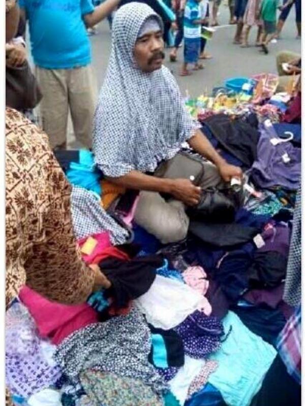 Bapak penjual jilbab kumisan di Tanah Abang bikin geger netizen | Via: facebook.com