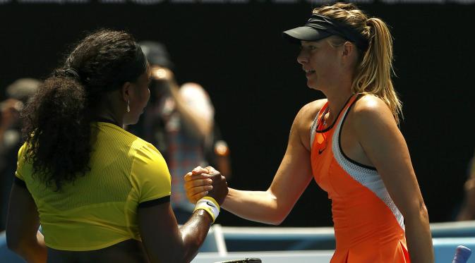 Petenis Amerika Serikat Serena Williams menyingkirkan Maria Sharapova di perempat final Australia Open 2016, Selasa (26/1/2016). (Liputan6.com/REUTERS/Thomas Peter)