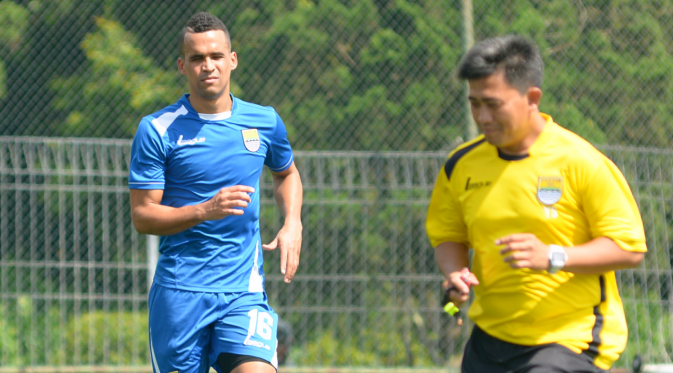 Striker asal Brasil, Aron da Silva, mulai ikut berlatih dengan skuat Persib Bandung di Bandung, Selasa (26/1/2016). (Liputan6.com/Okan Firdaus)