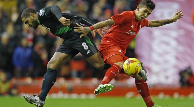 Roberto Firmino menghindari jegalan pemain Stoke City (Reuters / Phil Noble)