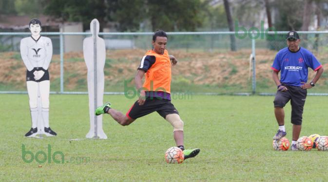Rohit Chand melakukan tendangan penalti saat latihan di bawah pengawasan Rahmad Darmawan di Lapangan Gong Badak, Kuala Terengganu, Malaysia, Selasa (26/01/2016). (Bola.com/Nicklas Hanoatubun)