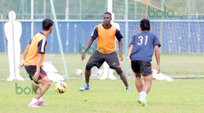 Pemain T-Team, Abdoulaye Maiga (tengah) saat berlatih di Lapangan Gong Badak, Kuala Terengganu, Malaysia, Selasa (26/01/2016). (Bola.com/Nicklas Hanoatubun)