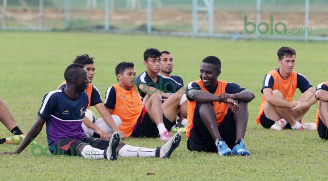 Makan Konate (kiri) dan Abdoulaye Maiga berbincang disela-sela latihan T-Team di Lapangan Gong Badak, Kuala Terengganu, Malaysia, Selasa (26/01/2016). (Bola.com/Nicklas Hanoatubun)