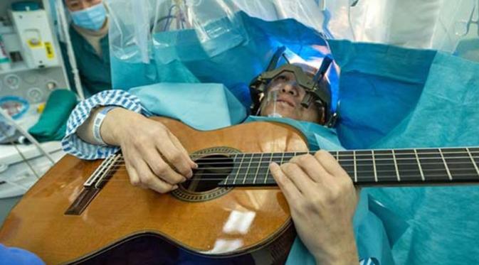 Meski bagi orang awam hal ini aneh, saat pria ini bermain gitar malah membantu dokter mendeteksi sinyal otak.