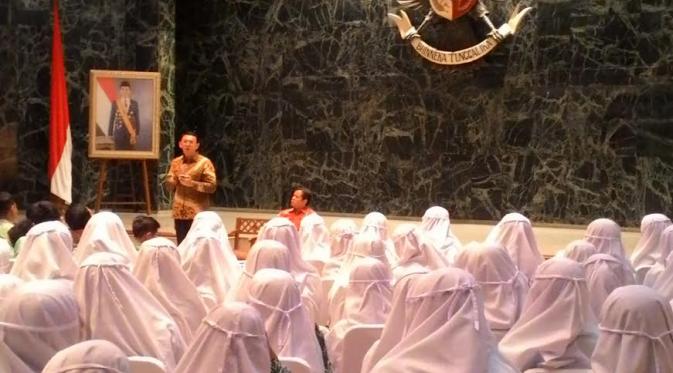 Ahok ketemu siswa SMP Al Azhar (Liputan6.com/Ahmad Romadoni)