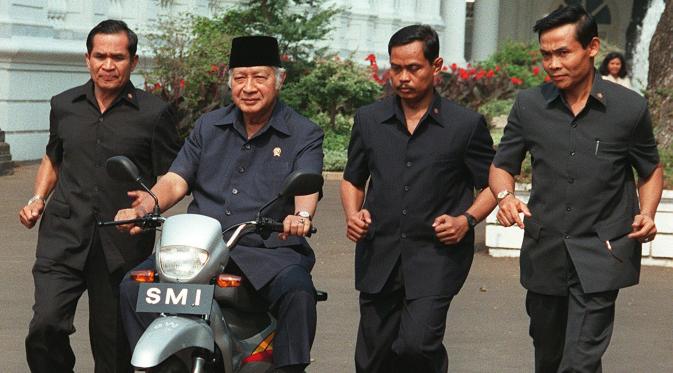 Almarhum Presiden RI ke-2 Soeharto menaiki sepeda motor yang dirancang oleh 12 insinyur muda Indonesia Astra di istana (24/9/1997). (ANTARA/AFP)