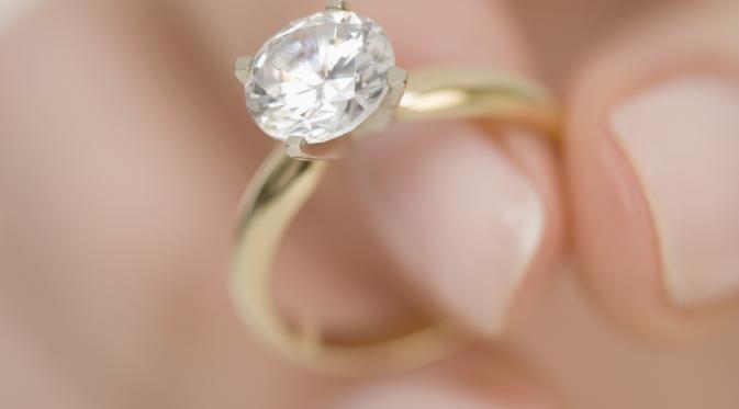 5 Langkah mudah merawat cincin tunangan (Foto: Thinkstockphotos.com)